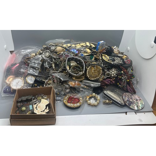 544 - Large selection of vintage and later costume jewellery