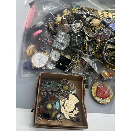 544 - Large selection of vintage and later costume jewellery