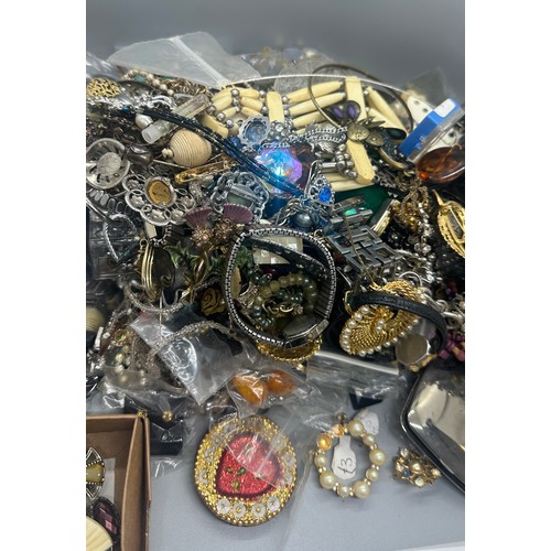 544 - Large selection of vintage and later costume jewellery