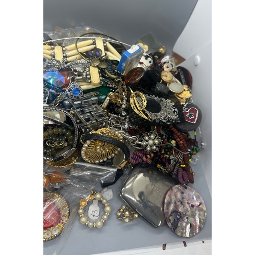 544 - Large selection of vintage and later costume jewellery