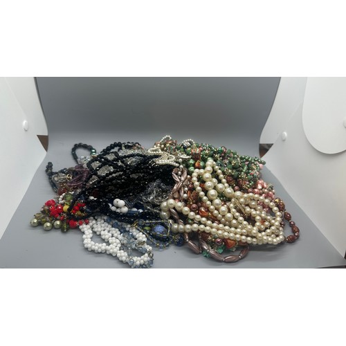 513 - Large selection of vintage and later costume jewellery