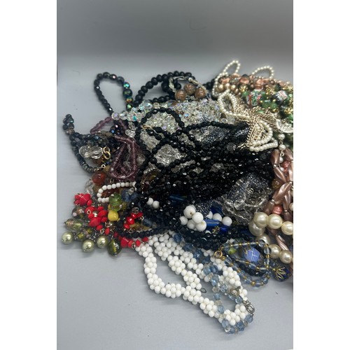 513 - Large selection of vintage and later costume jewellery