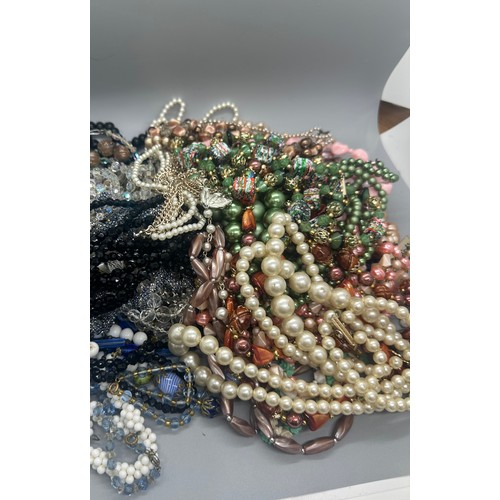 513 - Large selection of vintage and later costume jewellery