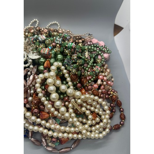 513 - Large selection of vintage and later costume jewellery