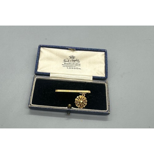 445 - 9ct gold Pin brooch (1.1g) with a 18ct pendant (1g)