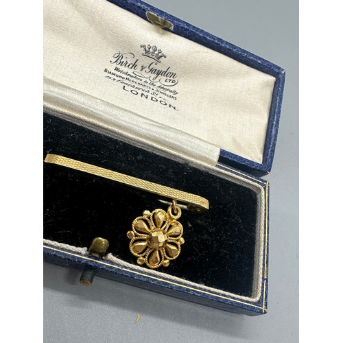 445 - 9ct gold Pin brooch (1.1g) with a 18ct pendant (1g)