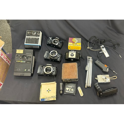 194 - Selection of assorted cameras, includes kodak,  etc