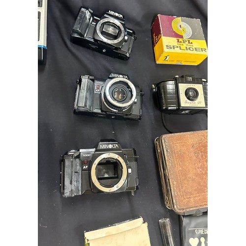 194 - Selection of assorted cameras, includes kodak,  etc