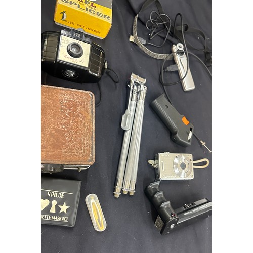 194 - Selection of assorted cameras, includes kodak,  etc