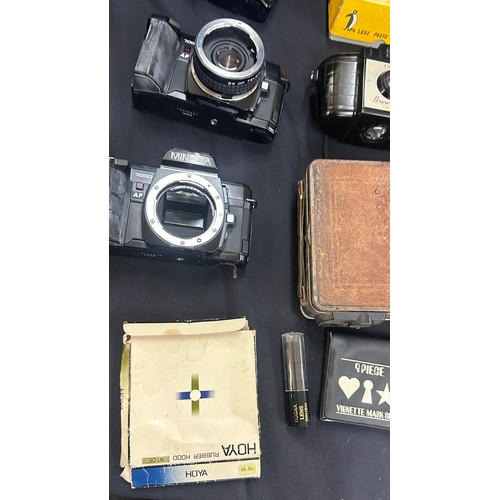 194 - Selection of assorted cameras, includes kodak,  etc