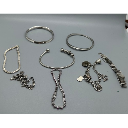 475 - Selection of assorted silver bracelets