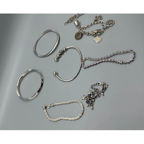 475 - Selection of assorted silver bracelets