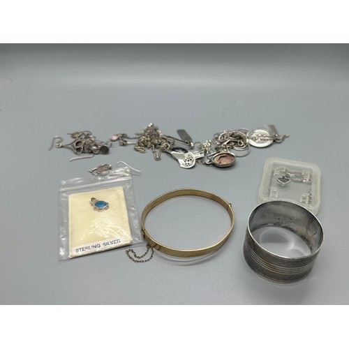 472 - Large selection of silver jewellery includes, earrings, necklaces, moonstone etc