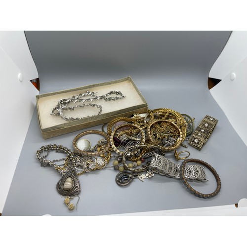 512 - Large selection of assorted silver and costume jewellery