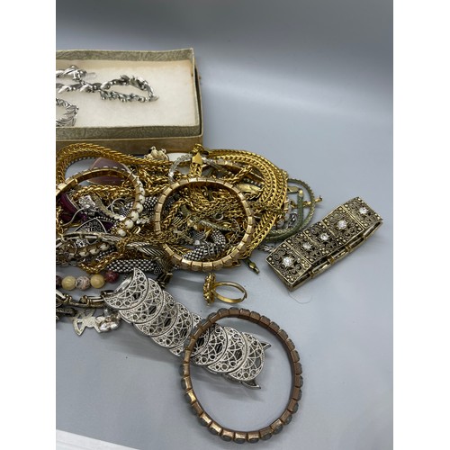 512 - Large selection of assorted silver and costume jewellery