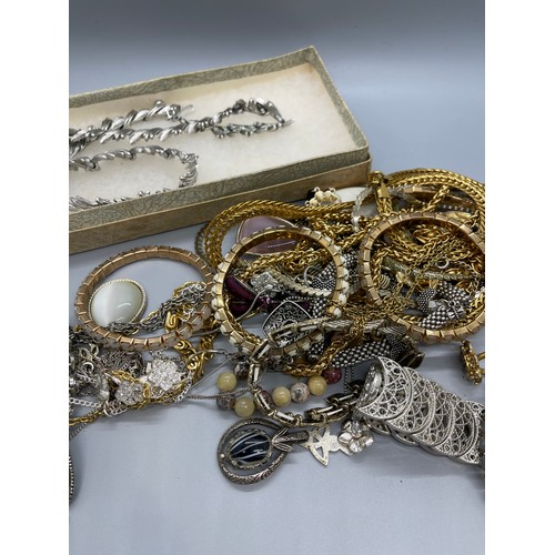 512 - Large selection of assorted silver and costume jewellery