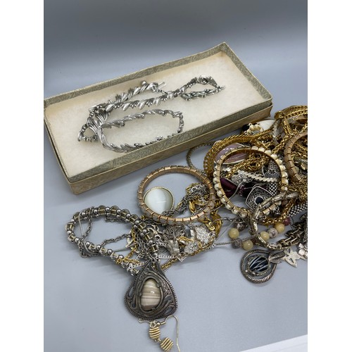 512 - Large selection of assorted silver and costume jewellery