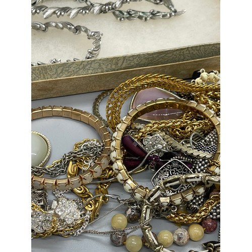 512 - Large selection of assorted silver and costume jewellery