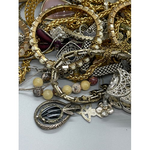 512 - Large selection of assorted silver and costume jewellery