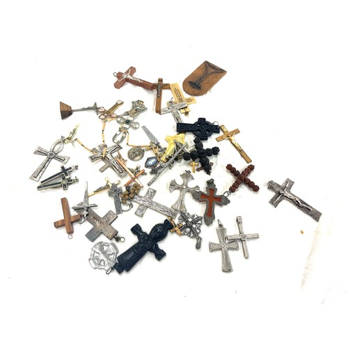 516 - Approximately 35 antique and vintage religious crucifix and cross pendants etc