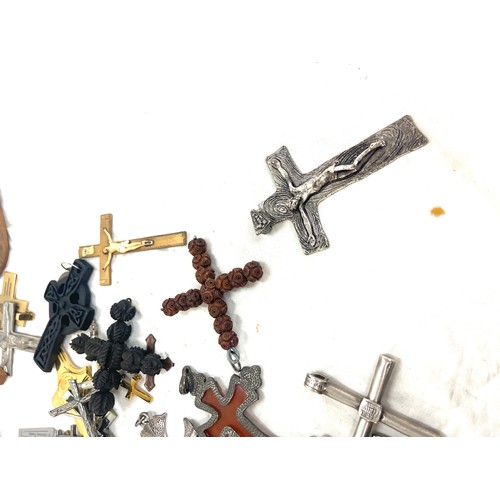 516 - Approximately 35 antique and vintage religious crucifix and cross pendants etc