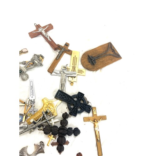 516 - Approximately 35 antique and vintage religious crucifix and cross pendants etc