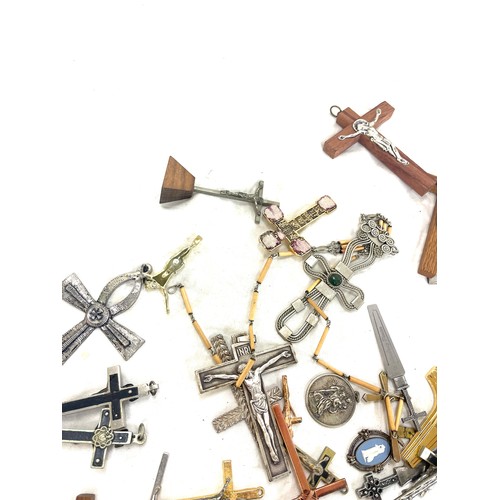 516 - Approximately 35 antique and vintage religious crucifix and cross pendants etc