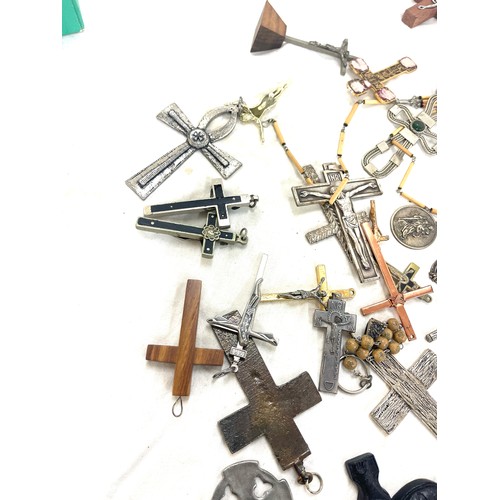 516 - Approximately 35 antique and vintage religious crucifix and cross pendants etc