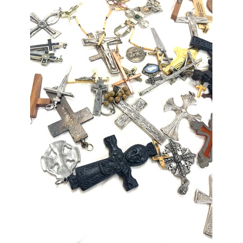 516 - Approximately 35 antique and vintage religious crucifix and cross pendants etc