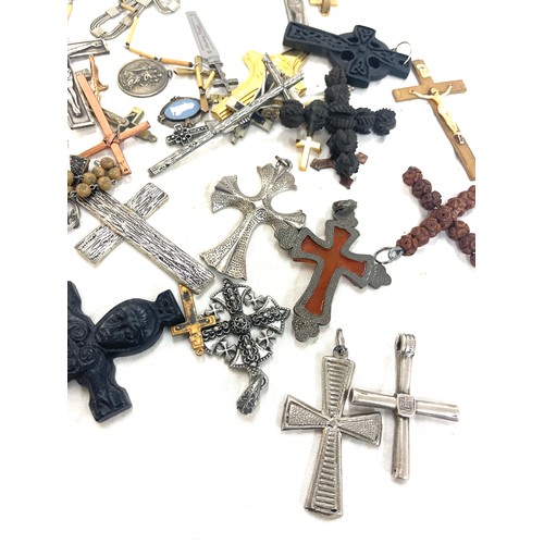 516 - Approximately 35 antique and vintage religious crucifix and cross pendants etc