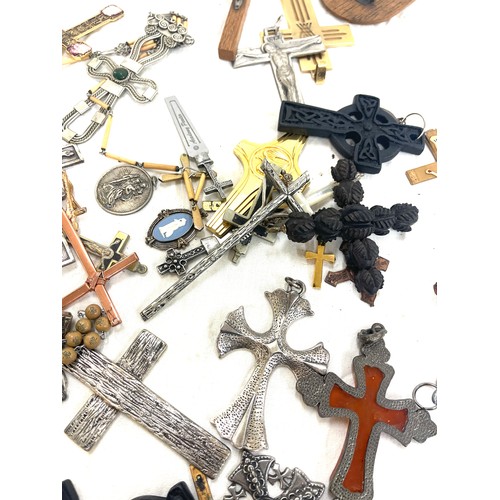 516 - Approximately 35 antique and vintage religious crucifix and cross pendants etc