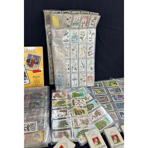 189 - Quantity of cigarette cards includes Brookebond, Wills cigarettes etc