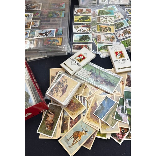 189 - Quantity of cigarette cards includes Brookebond, Wills cigarettes etc