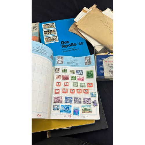 195 - Quantity of vintage and later stamps, some in albums some loose