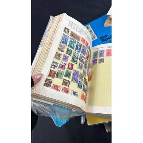 195 - Quantity of vintage and later stamps, some in albums some loose