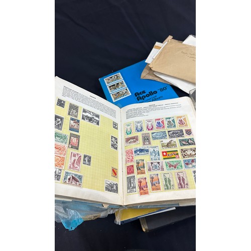 195 - Quantity of vintage and later stamps, some in albums some loose