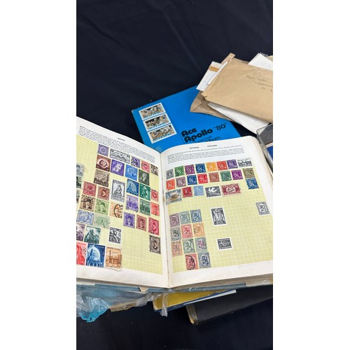 195 - Quantity of vintage and later stamps, some in albums some loose