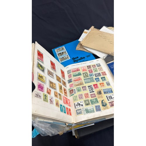 195 - Quantity of vintage and later stamps, some in albums some loose