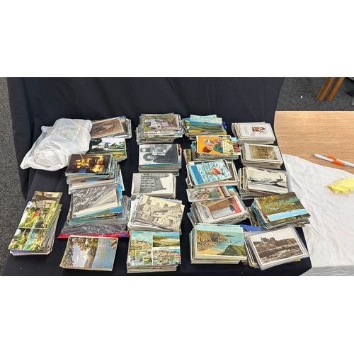 144 - Large selection of vintage and later post cards