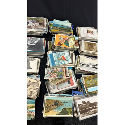 144 - Large selection of vintage and later post cards