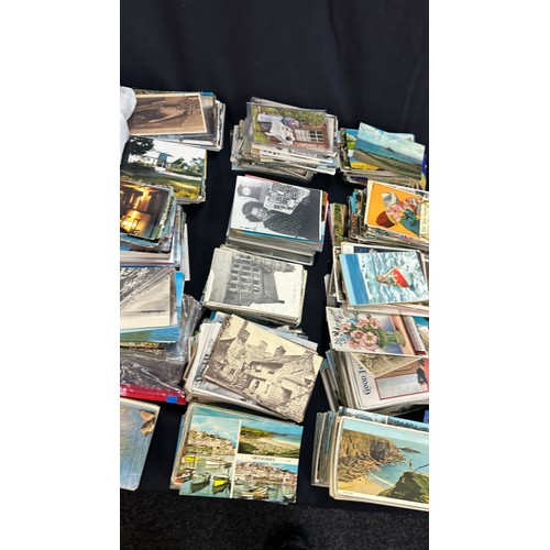 144 - Large selection of vintage and later post cards