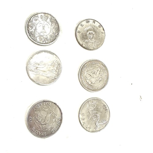 521 - Selection of assorted coins includes silver