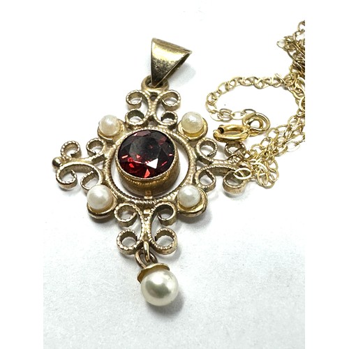 170 - 9ct gold garnet & cultured pearl pendant & chain (2g)