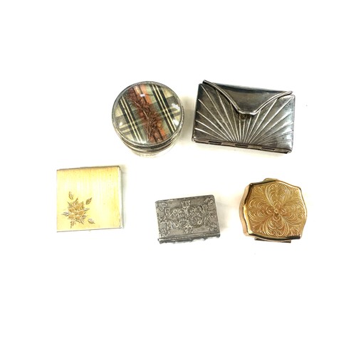 558 - Selection of trinkets includes silver, stratton etc