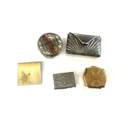 558 - Selection of trinkets includes silver, stratton etc