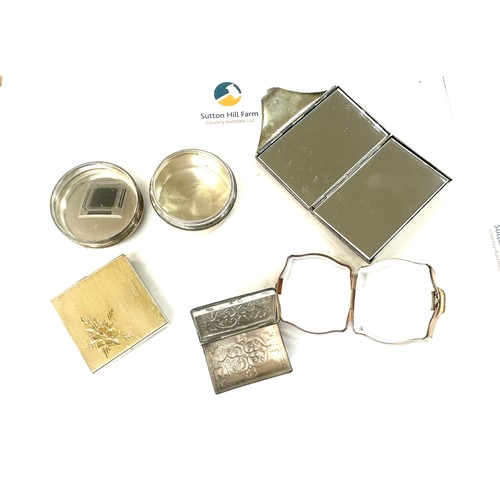 558 - Selection of trinkets includes silver, stratton etc