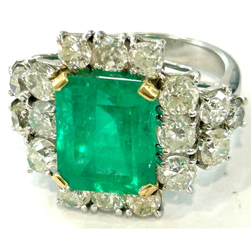 478 - Stunning ladies natural Beryl rectangular Emerald and diamond ring in a platinum setting. The emeral... 