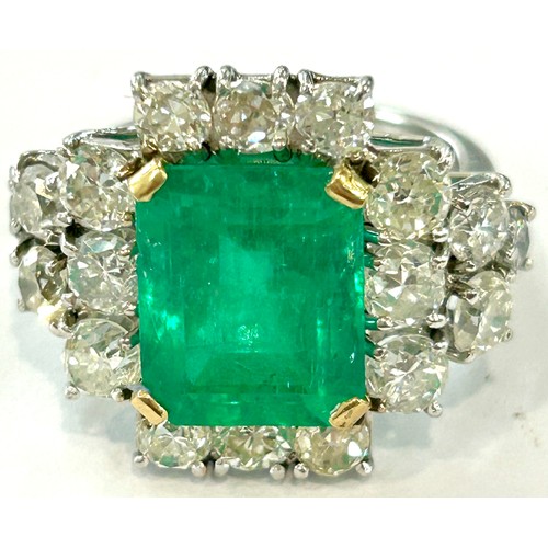 478 - Stunning ladies natural Beryl rectangular Emerald and diamond ring in a platinum setting. The emeral... 