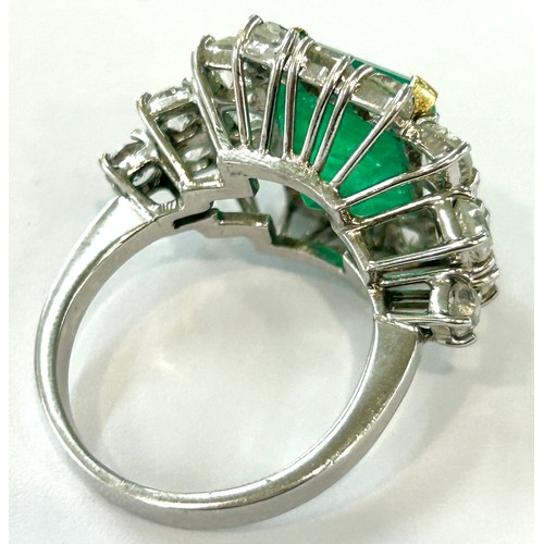 478 - Stunning ladies natural Beryl rectangular Emerald and diamond ring in a platinum setting. The emeral... 