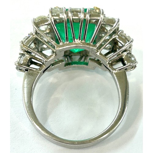 478 - Stunning ladies natural Beryl rectangular Emerald and diamond ring in a platinum setting. The emeral... 